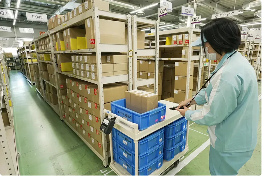 倉庫管理業務をしている人