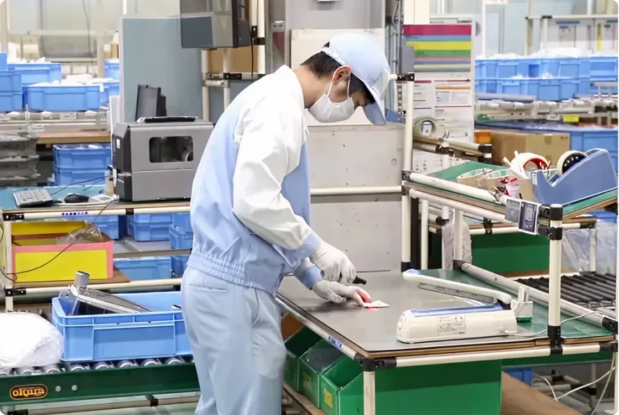 倉庫管理業務をしている人